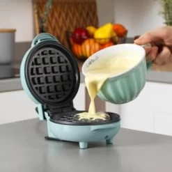 Giles & Posner Mini Waffle Maker -Home Decor Sales 395094 giles and posner mini waffle maker 2